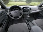 Toyota Camry LE 2004 года (US)